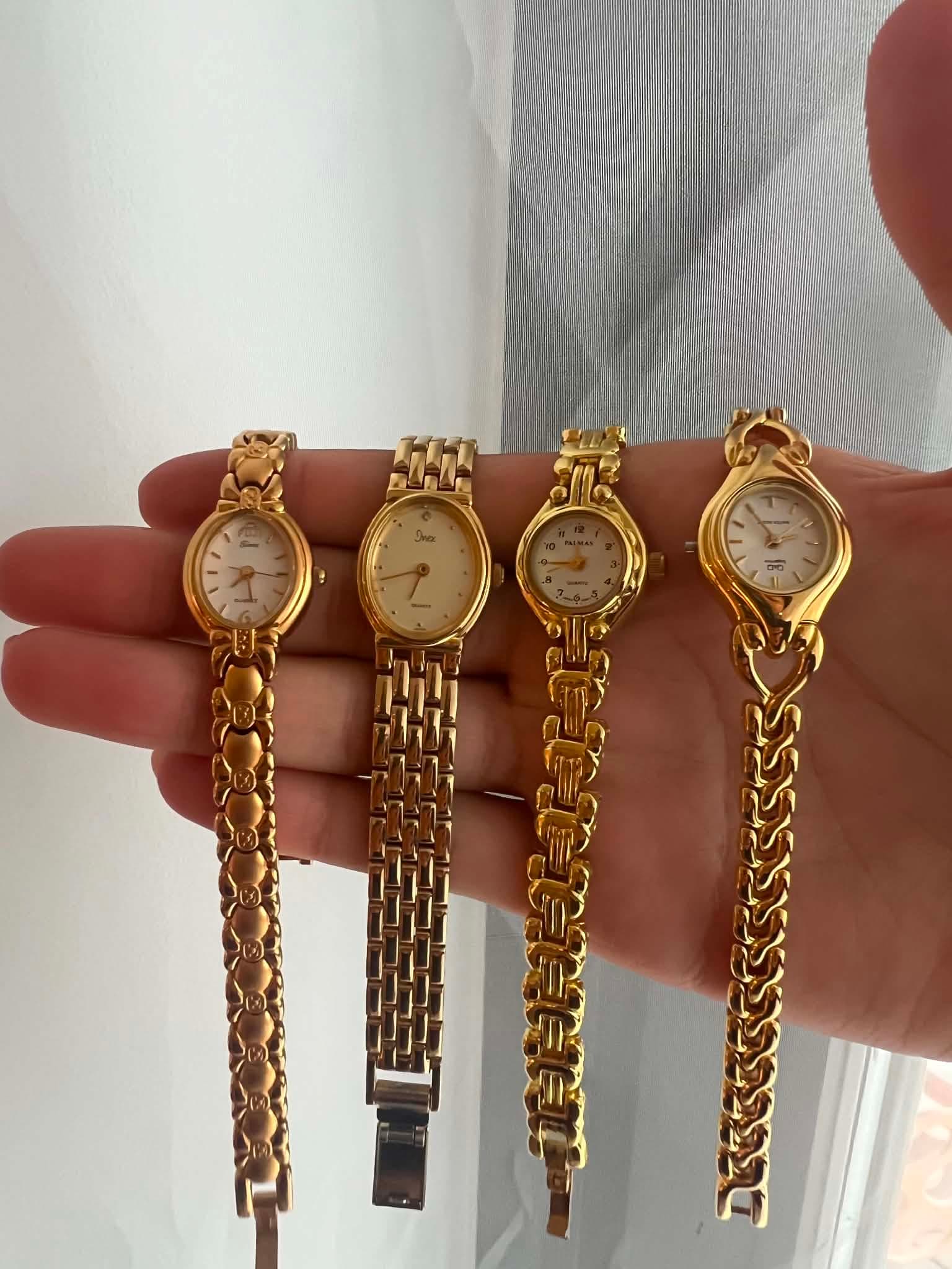 En håndfull gullfargede vintage dameklokker
